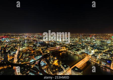 Nachts in London nach Westen schauen Stockfoto