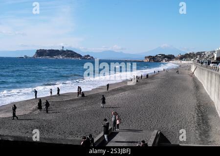 „Ein Moment an Silvester 2024, um den heiligen Surfort Shonan in Japan zu erfassen, mit Blick auf das Meer, die Insel Enoshima und den Fuji.“ Stockfoto