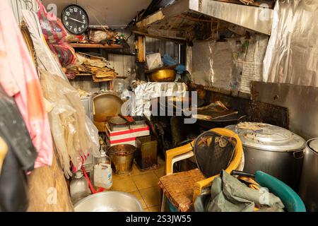 Innenraum einer alten Straßenküche in Taiwan Stockfoto