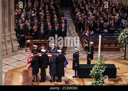Washington, Usa. Januar 2025. Der Sarg mit dem ehemaligen Präsidenten Jimmy Carter wird während der Beerdigung des ehemaligen Präsidenten Jimmy Carter in der National Cathedral in Washington, D.C. am 9. Januar 2025 entfernt. Foto von Samuel Corum/Pool über CNP/ABACAPRESS. COM Credit: Abaca Press/Alamy Live News Stockfoto