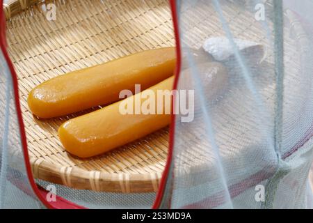 Wie man getrocknete Meeräschen-Rehe macht ( eine erstklassige Delikatesse, die in Japan als Karasumi oder in Italien als Bottarga bekannt ist ). Trocken gesalzenes Reh in der Sonne in einem gut belüfteten Stockfoto