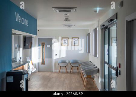 Der Warteraum und der Empfangsbereich im Thistle-Drogenkonsumsraum der NHS Enhanced Drug Treatment Facility im Hunter Street Health Centre in Glasgow. Bilddatum: Donnerstag, 9. Januar 2025. Stockfoto