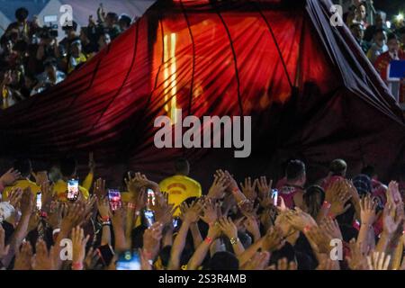 Translacion 2025 in Manila, Philippinen Eine Leuchte im Inneren des Wagens beleuchtet die Silhouette des Jesus Nazarene und des Hijos del Nazareno, bevor am 9. Januar 2025 auf dem Quirino-Grandstand in Manila City, Philippinen, die Andas enthüllt wurde. Während der Translacion laufen die Gläubigen barfuß, springen und klammern sich am Kreuz, das von der lebensgroßen Statue von Jesus Nazarener getragen wird, und glauben, dass sie Wunder und Heilung bringen. Das Bild des Jesus Nazaräers soll von Missionaren des Augustiner-Recol-Ordens auf die Philippinen gebracht worden sein Stockfoto