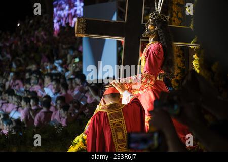 Translacion 2025 in Manila, Philippinen Jose Kardinal Advincula Jr., Erzbischof der Erzdiözese Manila, respektiert das Bild des Jesus Nazarener im Hintergrund während der Misa Mayor, einer Mitternachtsmesse vor der Translacion, am 9. Januar 2025 auf dem Quirino-Tribüne in Manila City, Philippinen. Während der Translacion laufen die Gläubigen barfuß, springen und klammern sich am Kreuz, das von der lebensgroßen Statue von Jesus Nazarener getragen wird, und glauben, dass sie Wunder und Heilung bringen. Das Bild des Jesus Nazaräers soll von Missionaren der OR auf die Philippinen gebracht worden sein Stockfoto