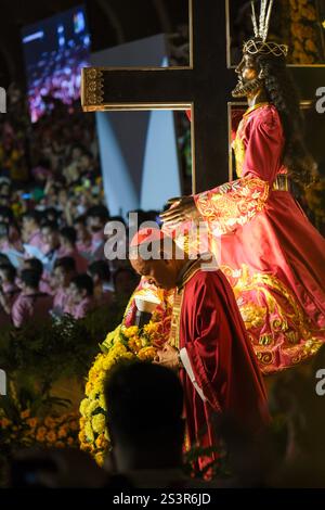 Translacion 2025 in Manila, Philippinen Jose Kardinal Advincula Jr., Erzbischof der Erzdiözese Manila, respektiert das Bild des Jesus Nazarener im Hintergrund während der Misa Mayor, einer Mitternachtsmesse vor der Translacion, am 9. Januar 2025 auf dem Quirino-Tribüne in Manila City, Philippinen. Während der Translacion laufen die Gläubigen barfuß, springen und klammern sich am Kreuz, das von der lebensgroßen Statue von Jesus Nazarener getragen wird, und glauben, dass sie Wunder und Heilung bringen. Das Bild des Jesus Nazaräers soll von Missionaren der OR auf die Philippinen gebracht worden sein Stockfoto