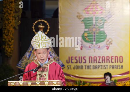 Translacion 2025 in Manila, Philippinen Jose Kardinal Advincula Jr., Erzbischof der Erzdiözese Manila, respektiert das Bild des Jesus Nazarener im Hintergrund während der Misa Mayor, einer Mitternachtsmesse vor der Translacion, am 9. Januar 2025 auf dem Quirino-Tribüne in Manila City, Philippinen. Während der Translacion laufen die Gläubigen barfuß, springen und klammern sich am Kreuz, das von der lebensgroßen Statue von Jesus Nazarener getragen wird, und glauben, dass sie Wunder und Heilung bringen. Das Bild des Jesus Nazaräers soll von Missionaren der OR auf die Philippinen gebracht worden sein Stockfoto