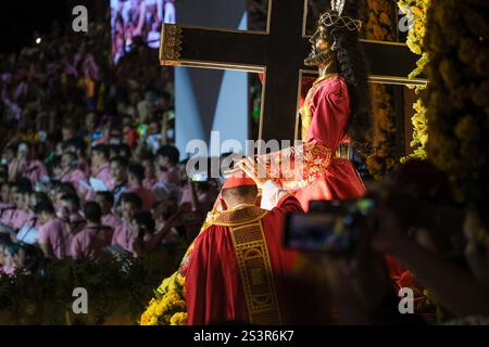 Translacion 2025 in Manila, Philippinen Jose Kardinal Advincula Jr., Erzbischof der Erzdiözese Manila, respektiert das Bild des Jesus Nazarener im Hintergrund während der Misa Mayor, einer Mitternachtsmesse vor der Translacion, am 9. Januar 2025 auf dem Quirino-Tribüne in Manila City, Philippinen. Während der Translacion laufen die Gläubigen barfuß, springen und klammern sich am Kreuz, das von der lebensgroßen Statue von Jesus Nazarener getragen wird, und glauben, dass sie Wunder und Heilung bringen. Das Bild des Jesus Nazaräers soll von Missionaren der OR auf die Philippinen gebracht worden sein Stockfoto