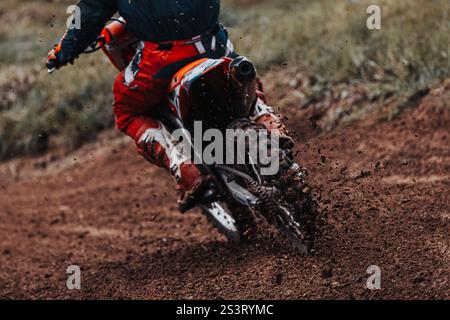 Motocross, Dreckstücke, die vom Motorrad fliegen, Motorradrennen im Gelände, Rückansicht Stockfoto