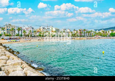 Am Meer von Sitges, eine wunderschöne Stadt in der Nähe von Barcelona, Spanien. Stockfoto