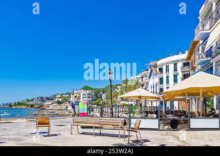 Am Meer von Sitges, eine wunderschöne Stadt in der Nähe von Barcelona, Spanien. Stockfoto