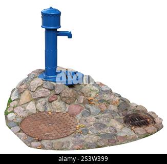 Wasser aus einem artesischen Brunnen ist über einen Wasserhahn verfügbar. Isoliert auf weiß Stockfoto