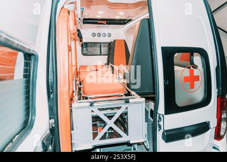 Innenraum eines Ambulanzwagens im Inneren, ein heller Intensivraum mit medizinischen Geräten Stockfoto