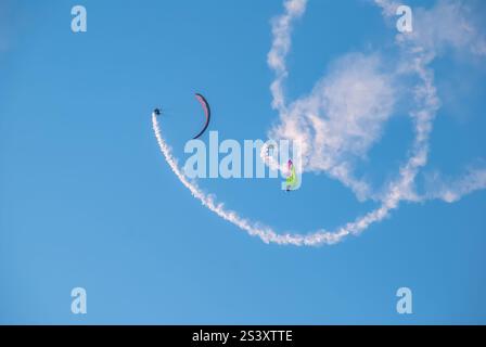 Sky Dance beim Oludeniz Air fest-Paragliding Acrobatics. Stockfoto