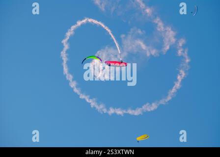 Gleitschirmfliegen, die Luftshow am Himmel durchführen Stockfoto