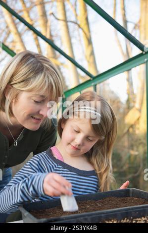 Nahaufnahme von Mutter und Tochter, die Saat Stockfoto