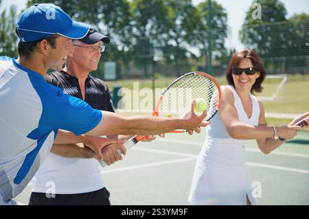 Tennislehrer unterrichten ein paar Stockfoto