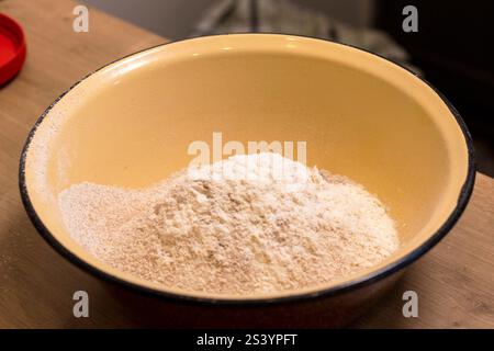 Nahaufnahme des gesiebten groben Roggenmehls Stockfoto