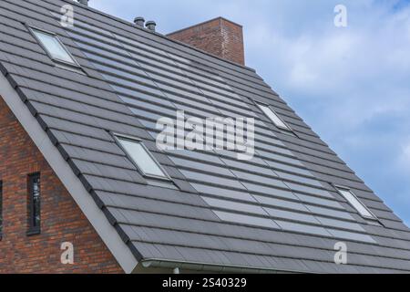 Mierlo, Niederlande. 22. Juni 2024. Integrierte Solarmodule aus nächster Nähe. Photovoltaikpaneele im Dach. Detaildach der Sonnenkollektoren. Blick auf die Sonne p Stockfoto