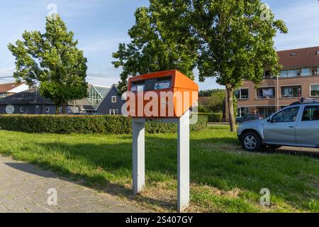 Utrecht, Niederlande. 17. Juni 2024. PostNL Postfach mit orangefarbenem Logo außen am Bürgersteig. Niederländisches Postunternehmen auf einem Su Stockfoto