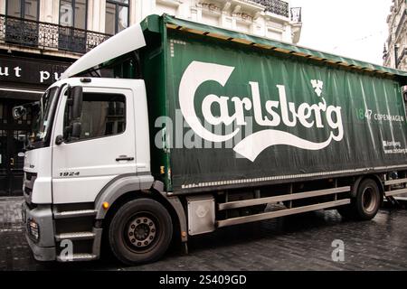 Brüssel, Belgien Dezember 2023. Der grüne Carlsberg-Truck parkt in der Brüsseler Straße. Carlsberg wurde 1847 in Kopenhagen in Danmark gegründet (Foto: Kristian Tuxen Ladegaard Berg/SOPA Images/SIPA USA) Credit: SIPA USA/Alamy Live News Stockfoto