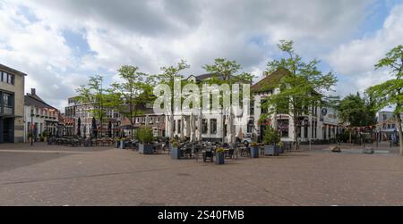 Geldrop, Niederlande. 28. Juni 2024. Vergnügungsviertel Platz im Zentrum von Geldrop in den Niederlanden mit Cafés und Restaurants Stockfoto