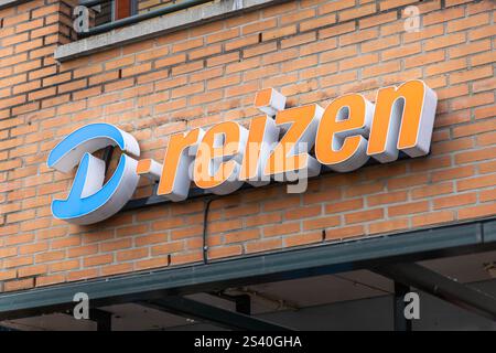 Geldrop, Niederlande. 28. Juni 2024. D-Reizen Logo-Schild. D-reizen ist ein niederländischer Reiseveranstalter mit 78 Reisebüros Stockfoto