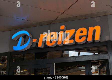 Geldrop, Niederlande. 28. Juni 2024. D-Reizen Logo-Schild. D-reizen ist ein niederländischer Reiseveranstalter mit 78 Reisebüros Stockfoto