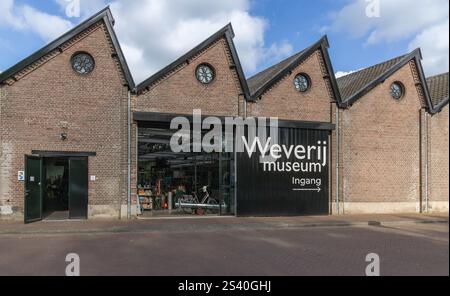 Geldrop, Niederlande. 28. Juni 2024. Eingangstür des Het Weverij Museums Geldrop. Stockfoto