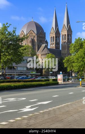 Geldrop, Niederlande. 28. Juni 2024. Blick auf die Straße mit der Kirche Sint-Brigidakerk in Geldrop noord-brabant in den Niederlanden Stockfoto
