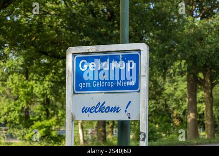 Geldrop, Niederlande. 28. Juni 2024. Geldrop City Willkommensschild entlang der Straße, wenn Sie die Stadt betreten. Stockfoto