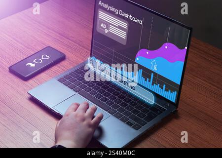 Analyst verwendet Laptop und Dashboard für die Geschäftsanalyse von Daten. Data Management System Konzept. Technologie-Finanz-, Vertriebs- und Marketingaktivitäten. Stockfoto