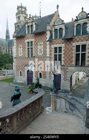 Blick von der Spitze der Treppe am Eingang zum Hotel Groslot, mit einem seiner Flügel und der Statue der Joan d'Arc Stockfoto