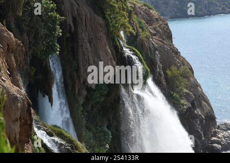 RAW-Foto vom Beginn des Upper Duden Wasserfalls mit Wasser im Hintergrund Stockfoto