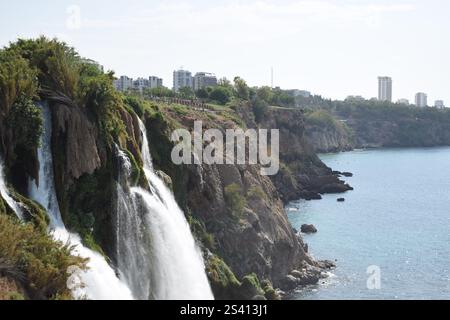 Landschaft eines der Upper Duden Wasserfälle. RAW-Foto Stockfoto