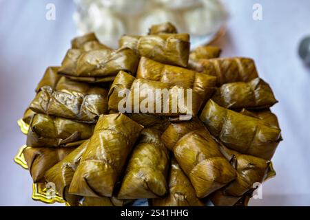 Gedämpfter Kleberreis in Bananenblatt gewickelt (Khao Tom Mad) Stockfoto