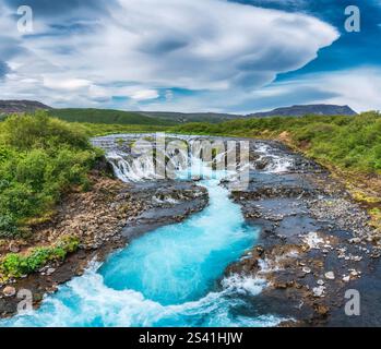 Wunderschöner, lebendiger Bruarfoss-Wasserfall, der im Sommer durch Felsen und Wildnis im Golden Circle Area in Island fließt Stockfoto