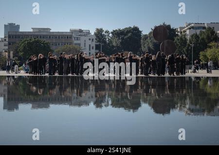 Tel Aviv, Tel Aviv, Israel. Januar 2025. In Tel Aviv wurde die Vorstellung „DU TÖTEST SIE“ genannt. Er fordert die sofortige Rettung aller Geiseln und einen Waffenstillstand. (Kreditbild: © Gaby Schuetze/ZUMA Press Wire) NUR REDAKTIONELLE VERWENDUNG! Nicht für kommerzielle ZWECKE! Stockfoto