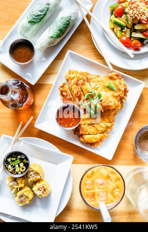 Asiatische und thailändische Gerichte, darunter Frühlingsbrötchen, Wontons und Knödel. Stockfoto