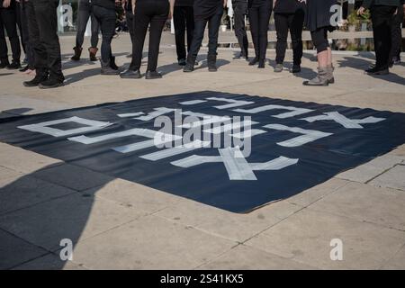 Tel Aviv, Tel Aviv, Israel. Januar 2025. In Tel Aviv wurde die Vorstellung „DU TÖTEST SIE“ genannt. Er fordert die sofortige Rettung aller Geiseln und einen Waffenstillstand. (Kreditbild: © Gaby Schuetze/ZUMA Press Wire) NUR REDAKTIONELLE VERWENDUNG! Nicht für kommerzielle ZWECKE! Stockfoto