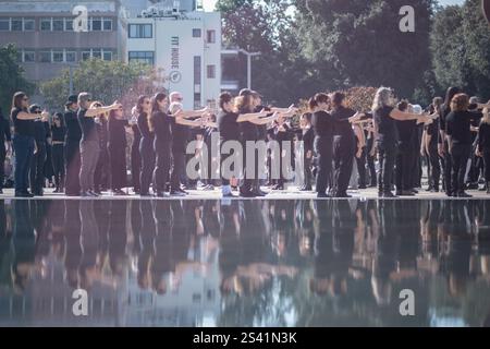 Tel Aviv, Tel Aviv, Israel. Januar 2025. In Tel Aviv wurde die Vorstellung „DU TÖTEST SIE“ genannt. Er fordert die sofortige Rettung aller Geiseln und einen Waffenstillstand. (Kreditbild: © Gaby Schuetze/ZUMA Press Wire) NUR REDAKTIONELLE VERWENDUNG! Nicht für kommerzielle ZWECKE! Stockfoto