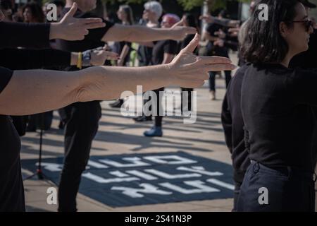 Tel Aviv, Tel Aviv, Israel. Januar 2025. In Tel Aviv wurde die Vorstellung „DU TÖTEST SIE“ genannt. Er fordert die sofortige Rettung aller Geiseln und einen Waffenstillstand. (Kreditbild: © Gaby Schuetze/ZUMA Press Wire) NUR REDAKTIONELLE VERWENDUNG! Nicht für kommerzielle ZWECKE! Stockfoto