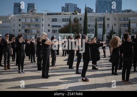 Tel Aviv, Tel Aviv, Israel. Januar 2025. In Tel Aviv wurde die Vorstellung „DU TÖTEST SIE“ genannt. Er fordert die sofortige Rettung aller Geiseln und einen Waffenstillstand. (Kreditbild: © Gaby Schuetze/ZUMA Press Wire) NUR REDAKTIONELLE VERWENDUNG! Nicht für kommerzielle ZWECKE! Stockfoto