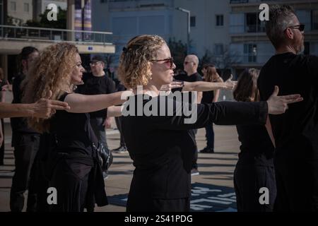 Tel Aviv, Tel Aviv, Israel. Januar 2025. In Tel Aviv wurde die Vorstellung „DU TÖTEST SIE“ genannt. Er fordert die sofortige Rettung aller Geiseln und einen Waffenstillstand. (Kreditbild: © Gaby Schuetze/ZUMA Press Wire) NUR REDAKTIONELLE VERWENDUNG! Nicht für kommerzielle ZWECKE! Stockfoto