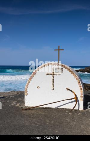 Religiöser Schrein am Strand von Los Molinos. Das kleine Dorf Puertito de Los Molinos auf der Insel Fuerteventura beherbergt einen schönen Strand und einige davon Stockfoto