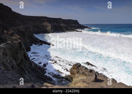 An der dramatischen Küste von Los Molinos. Das kleine Dorf Puertito de Los Molinos auf der Insel Fuerteventura beherbergt einen schönen Strand. Stockfoto