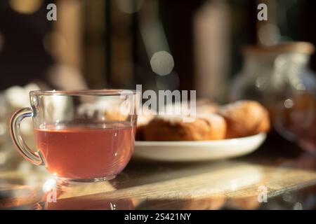 Eine Tasse Obsttee auf dem Tisch. Tee am Morgen. Köstliches Essen. Details der Tabelleneinstellungen. Stockfoto