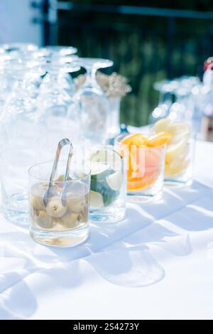 Bar im Freien mit Verzierungen und Glaswaren in natürlichem Licht. Stockfoto