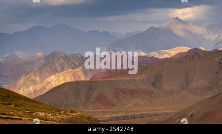Malerischer Blick auf das farbenfrohe Gulcha-Tal in den Alai-Bergen am späten Nachmittag, bewölkter Sommertag in Kirgisistan Stockfoto