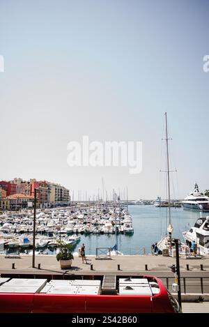 Lebendiger Hafenblick in Nizza, Frankreich mit angedockten Booten und Yachten Stockfoto
