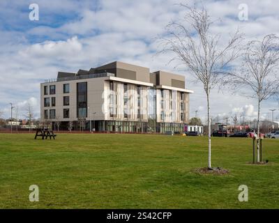 Ein Blick auf eine Grünfläche zum Senat Haus, Waterside Campus, Universität von Northampton, Großbritannien Stockfoto